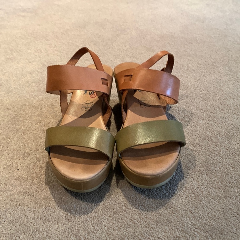 CREEKS strappy sandal with wedge heels.